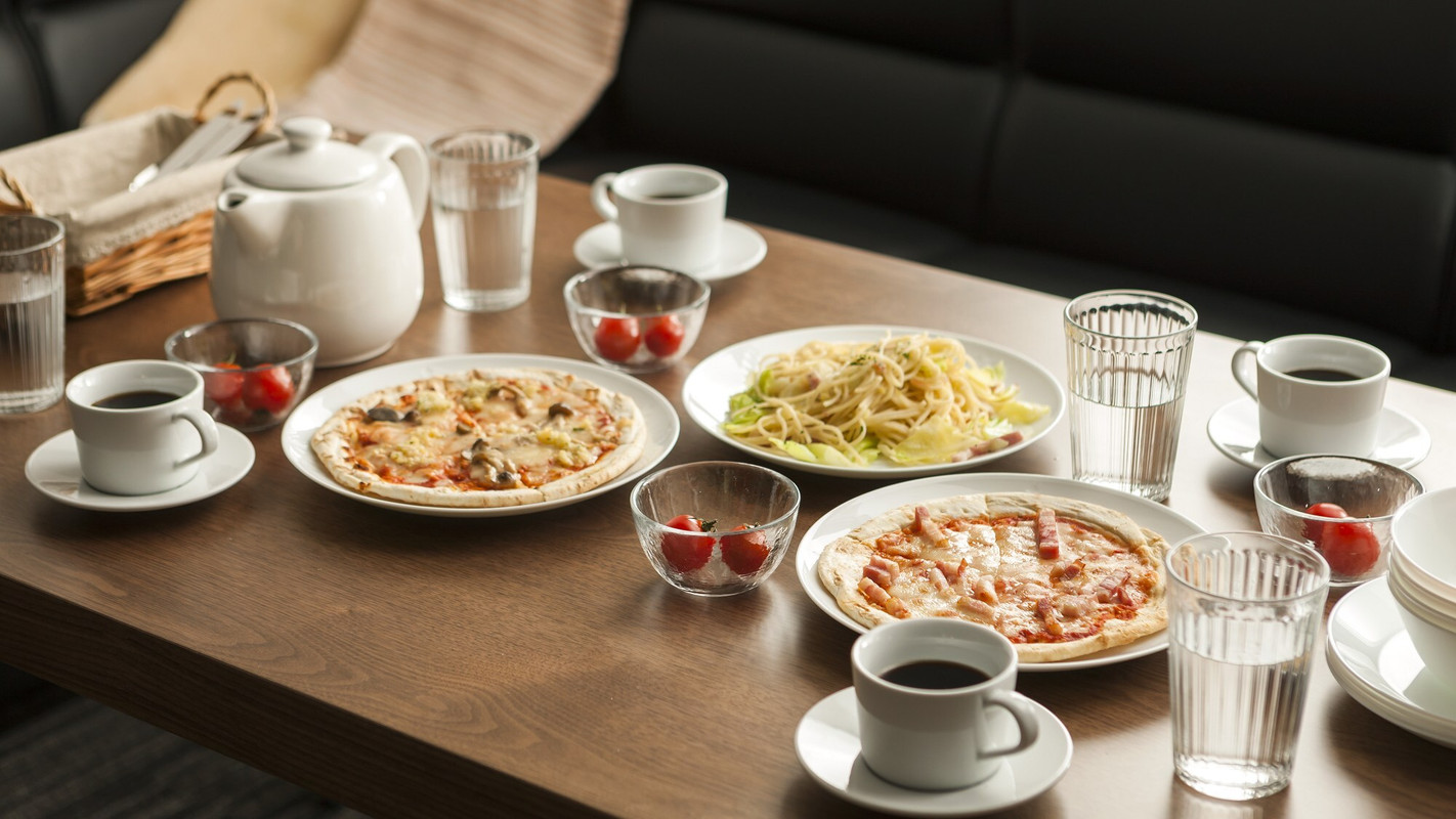 客室内での食事イメージ