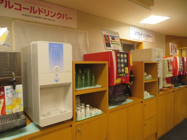 飲み放題のソフトドリンクバーがあります