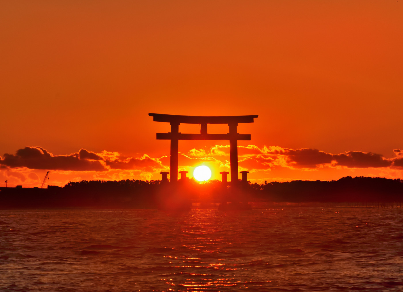 静岡県浜松市弁天島海岸の鳥居に落ちる夕日
