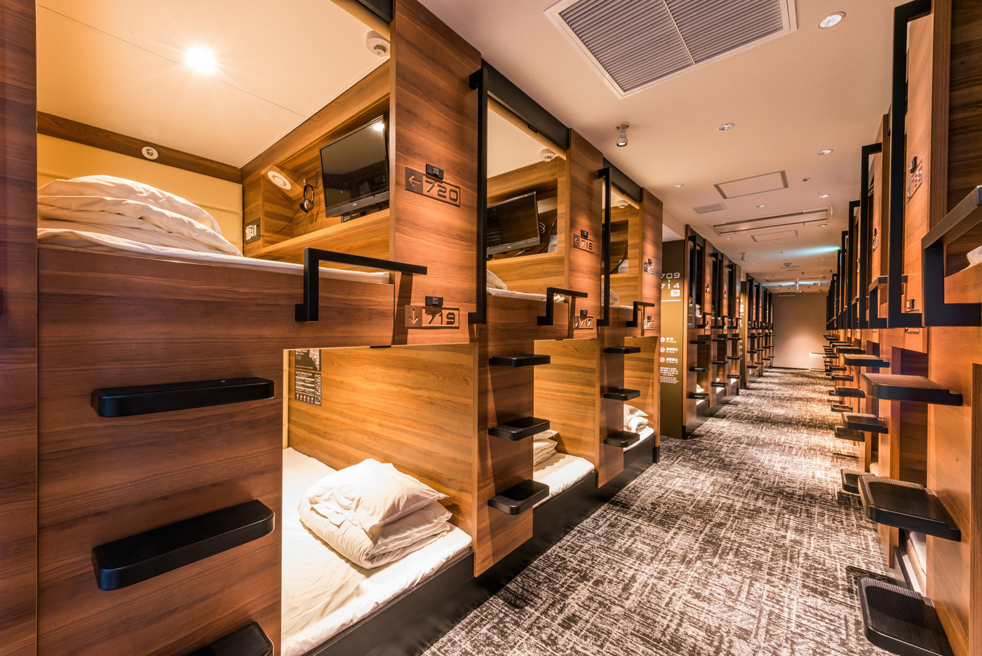 女子一人の大阪滞在は機能的でリーズナブルなカプセルホテルで！4083385