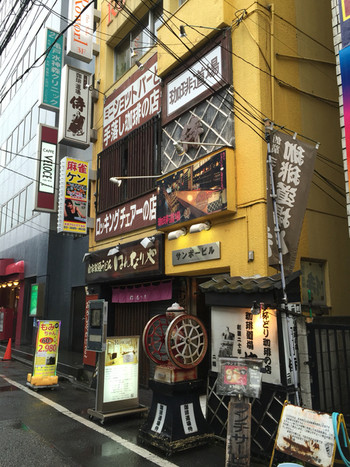 「珈琲道場 侍」外観 825384 雑居ビルの2階がお店。東口の目の前なのでアクセス良し。