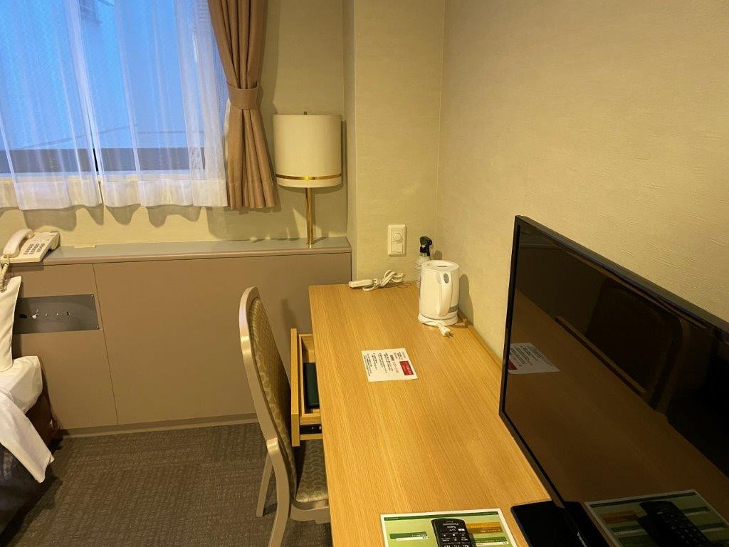 シングルルームのデスク。