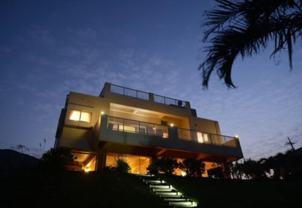 施設の正面 (日没後)