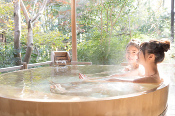 Young women, girls' trips, onsen, open-air baths, travel