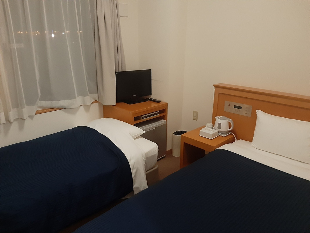 客室(シングルの広さに何故かベッドが2台ありました)