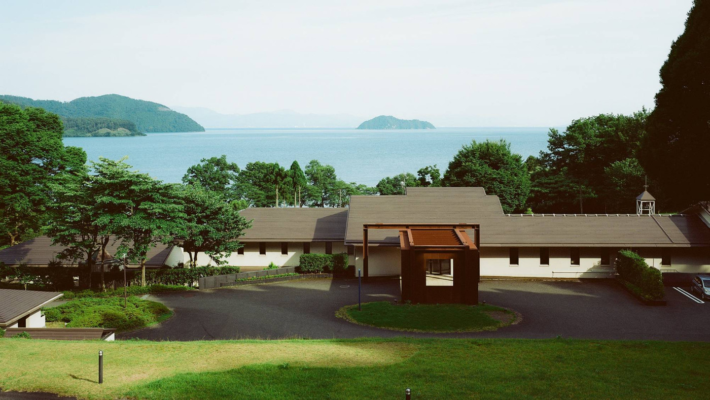 丘の上の絶景と美食を満喫！奥琵琶湖のオーベルジュで非日常の体験を4065323