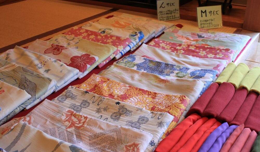 チェックイン時に
好みの色浴衣が選べる / 3