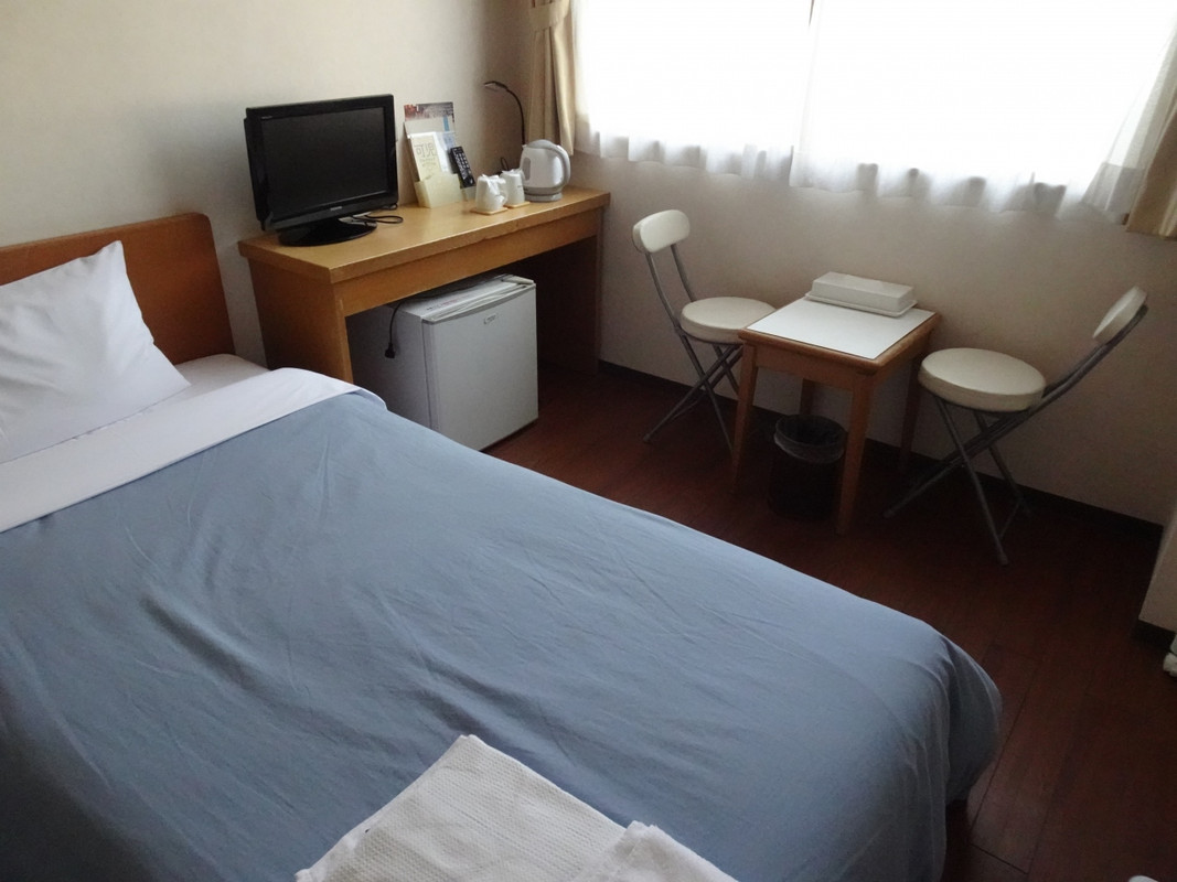 デスクのほか小テーブルもあり