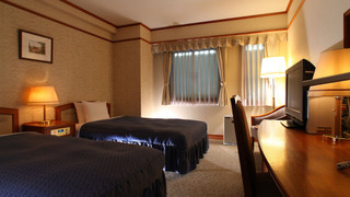 ツインルーム　セミダブルサイズベッド 2 台　シティ ビュー　南向　禁煙