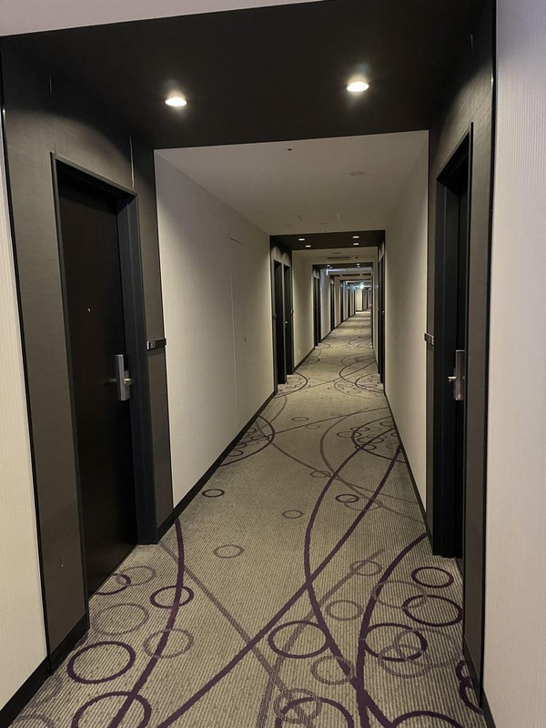 駅のホームの上にあるので、ホームに沿ってカーブしています。