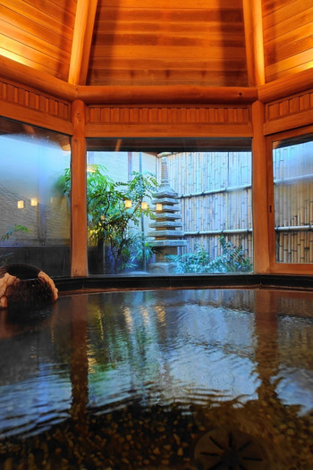 文化財に指定されたレトロなお宿で良湯と正統派日本料理に酔いしれる3926456