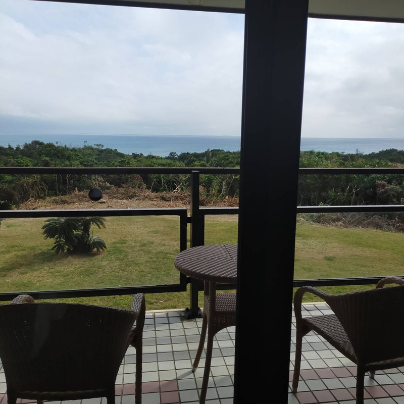 室内からカーテンをあけると、開ける眺望