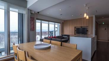 客室内のダイニングエリア / 18