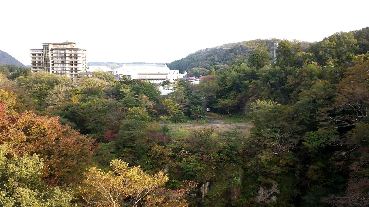 遠くの建物は姉妹ホテルの瑞鳳です