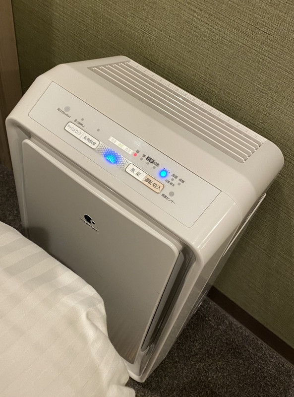 部屋が狭いので申し訳なさそうに存在する空気洗浄機