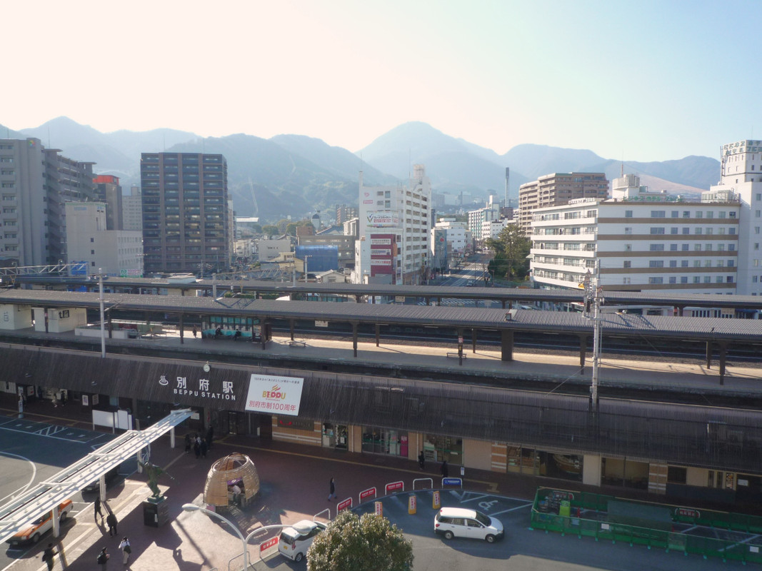 窓から直ぐ駅が観える