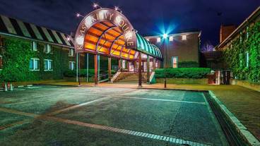 施設の正面 (日没後) / 3