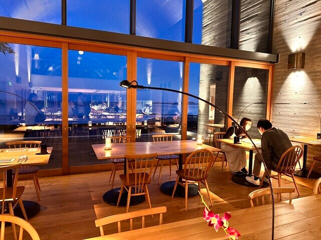 夜のレストランイメージ