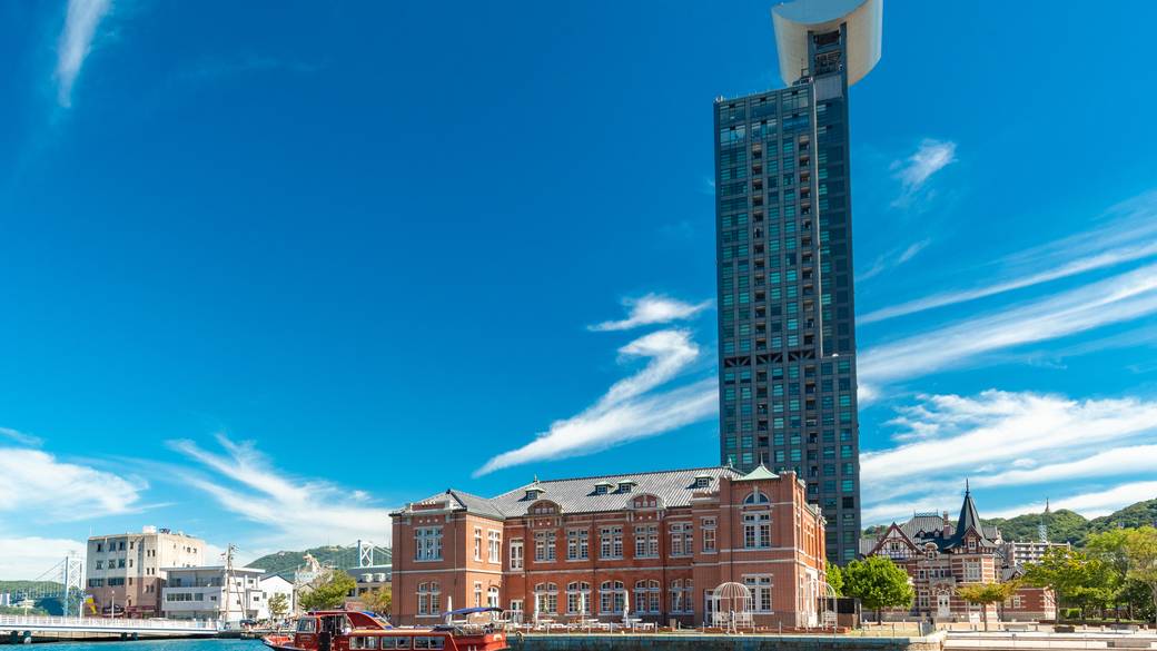 船の行き交う姿が望める門司港 / 3