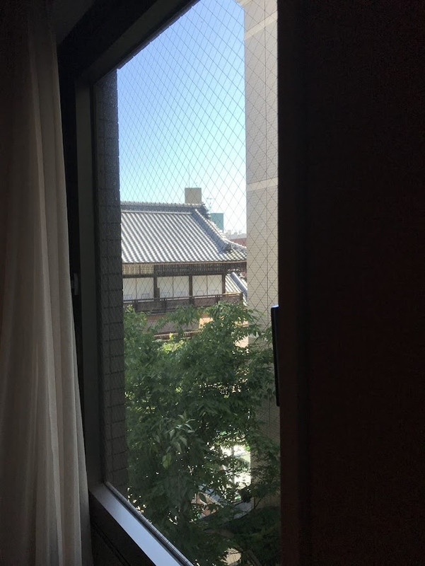 部屋から、隣の建物の隙間に、道後温泉本館が見えた。