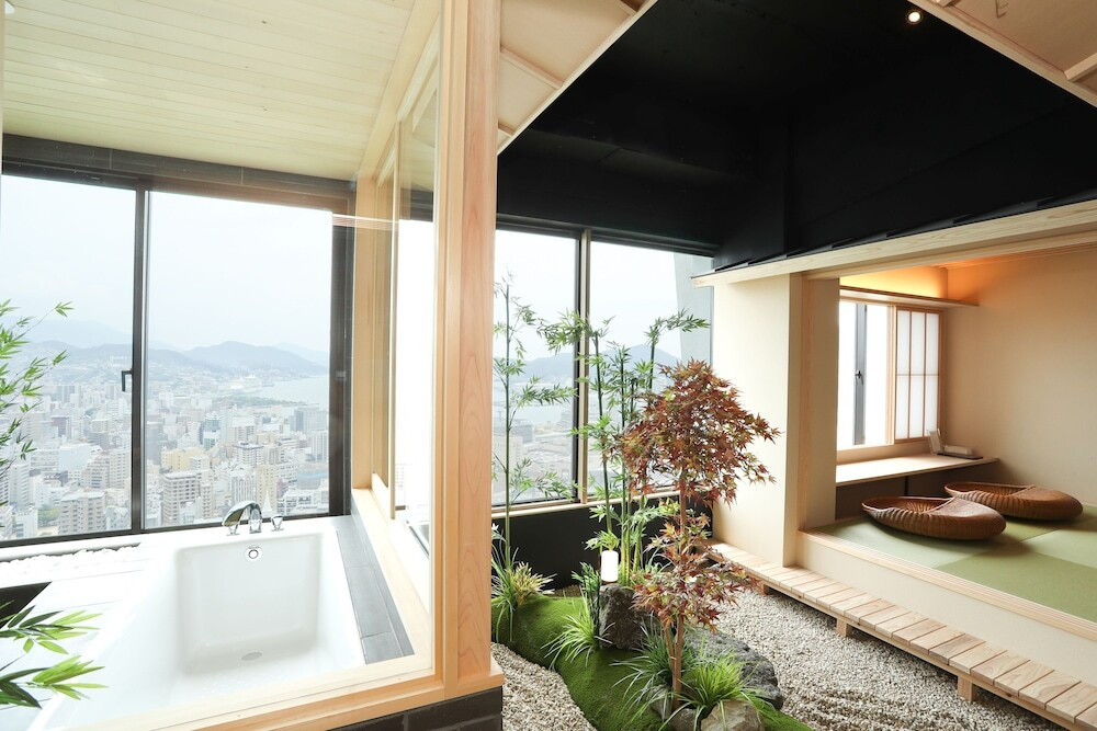 客室内のダイニングエリア