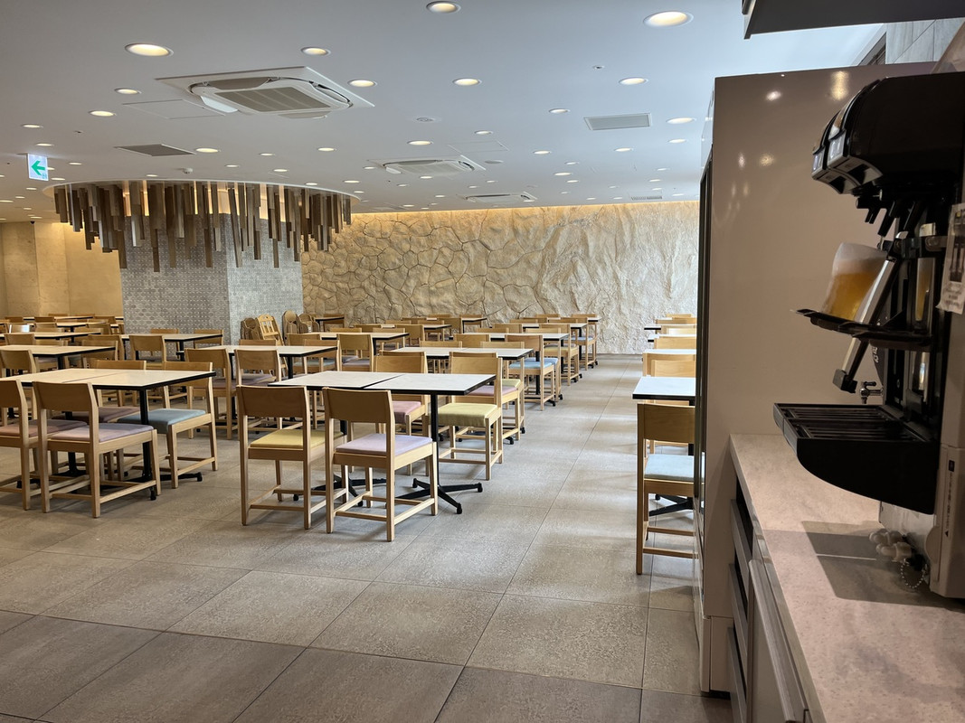 人がいない昼間のラウンジは良い！