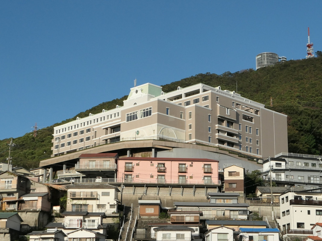 稲佐山の中腹に建つホテルの遠望
