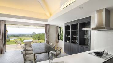 客室内のダイニングエリア / 8