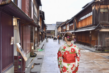 Strolling around Higashi Chaya district in a kimono