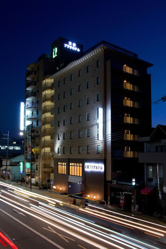 施設の正面 (日没後)