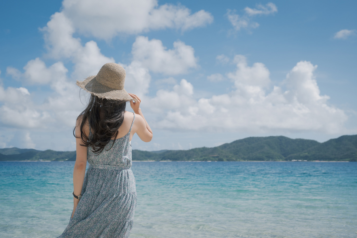 南国の美しい海とワンピースの女性イメージ