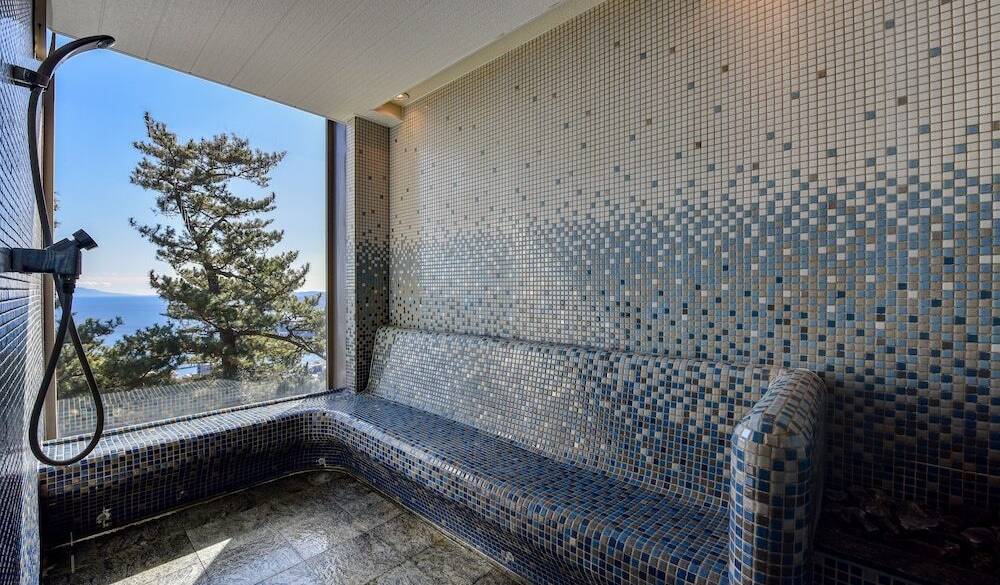 温泉とサウナで
リフレッシュ / 2