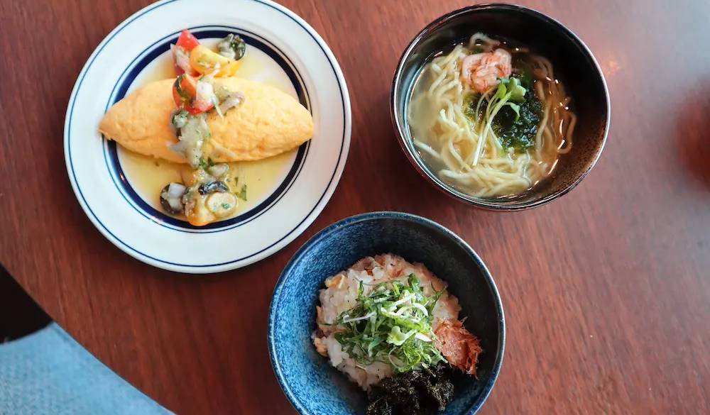 朝の名物3品。鯛の切り身がいっぱいの「鯛ご飯」、バジル風味のソースが新しい「オムレツ」、地元の風習を由来にした「海鮮朝ラーメン」はどれも美味♪