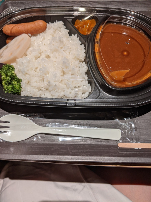 朝食です。カレー弁当。