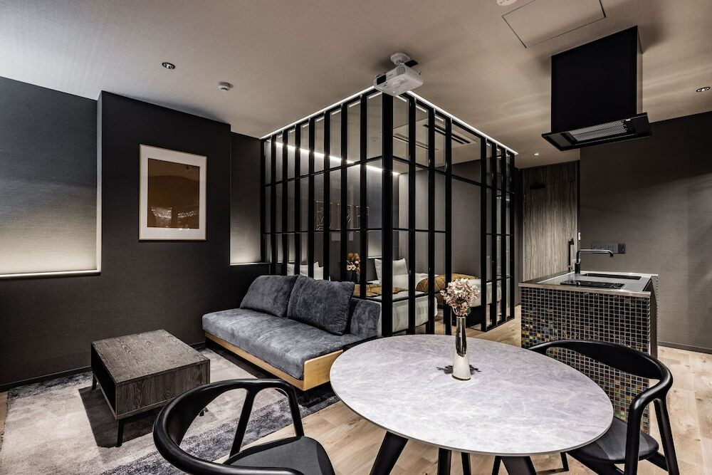 リノベーションした街中のビルに泊まる、ここだけの体験を4011512