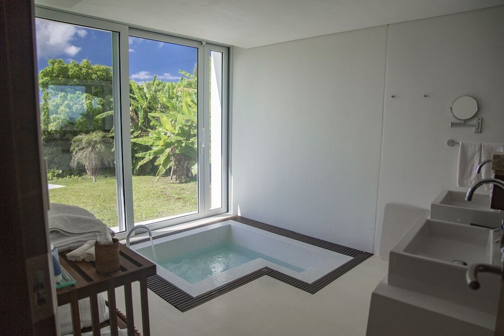 「青の洞窟」が目前！プライベートビーチ付きの極上リゾート3492441