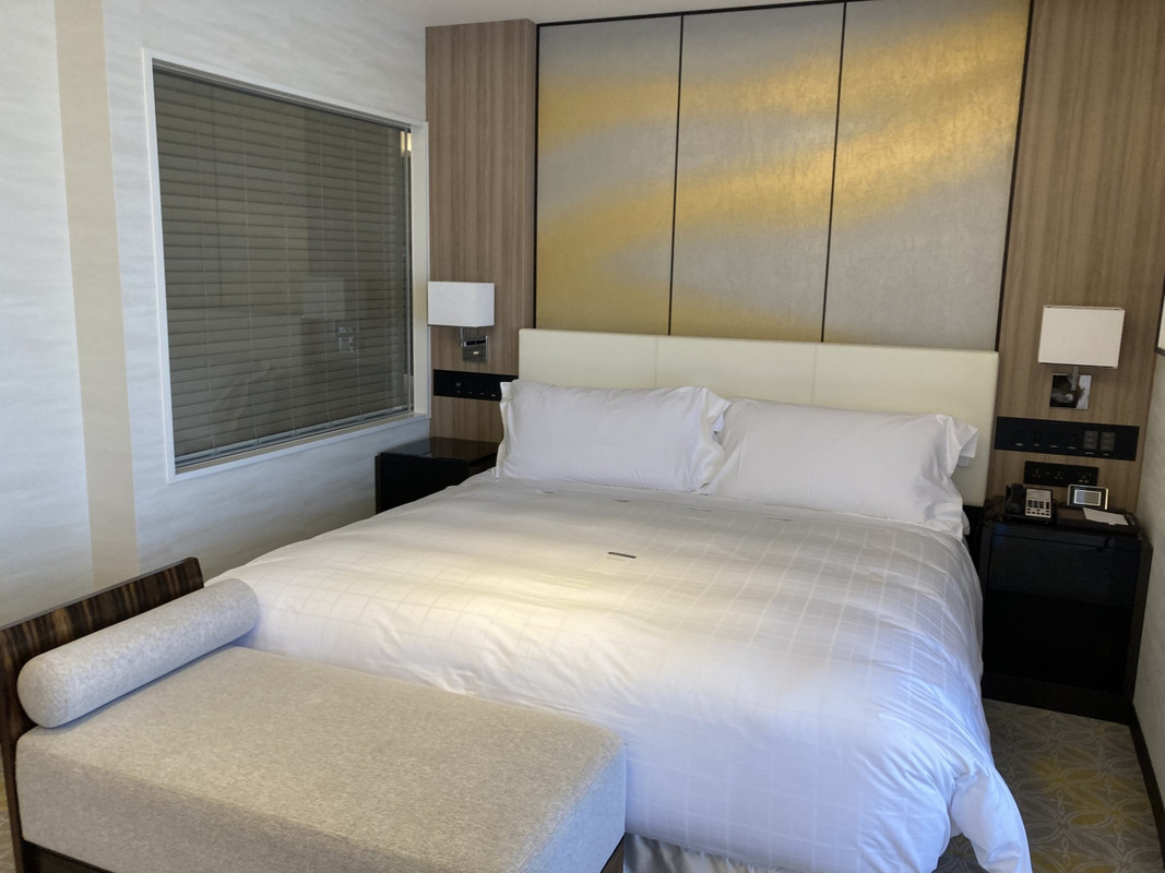 左のガラス窓はバスルーム