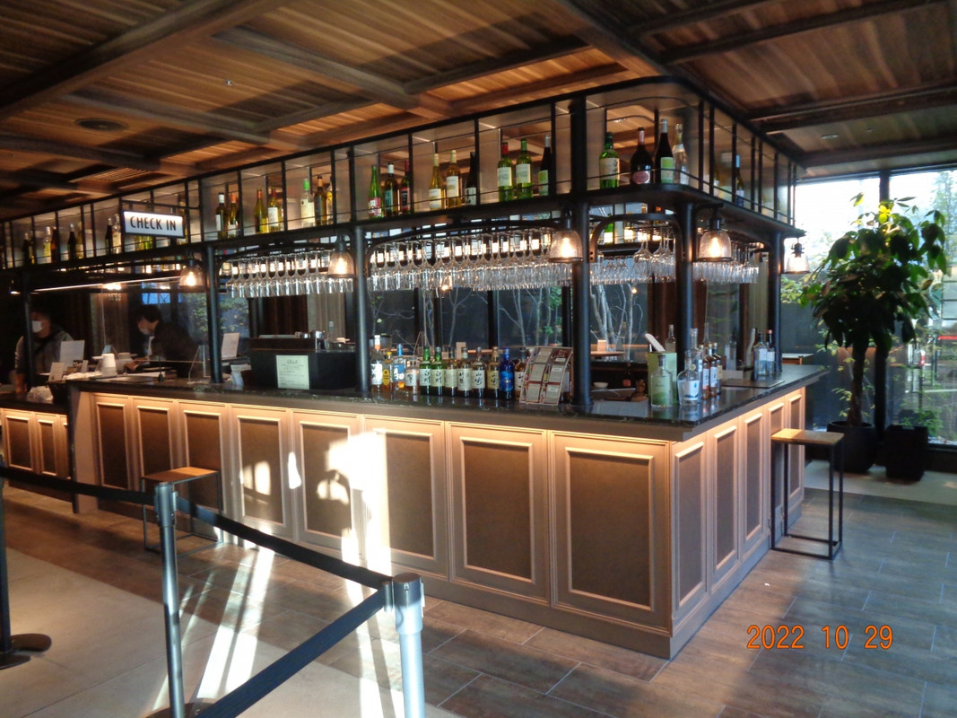 バーのカウンターのような受付、分りずらいです。