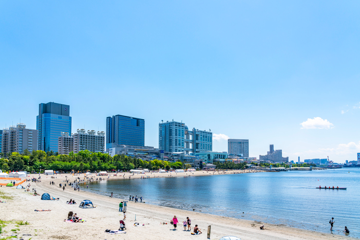 【東京都】晴天に恵まれたお台場海浜公園の風景