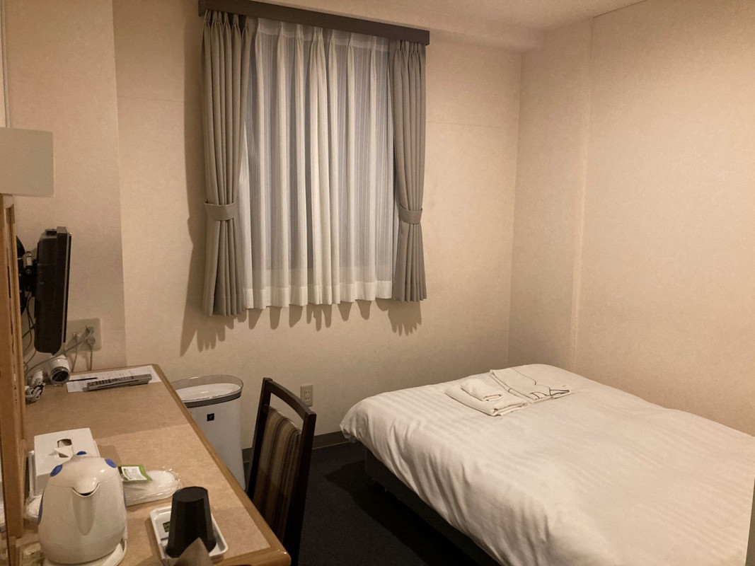 それなりの広さがあるが、ベッドが低く、コンセントが少ない