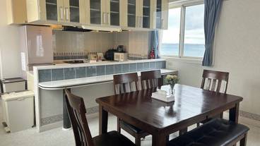 客室内のダイニングエリア / 24