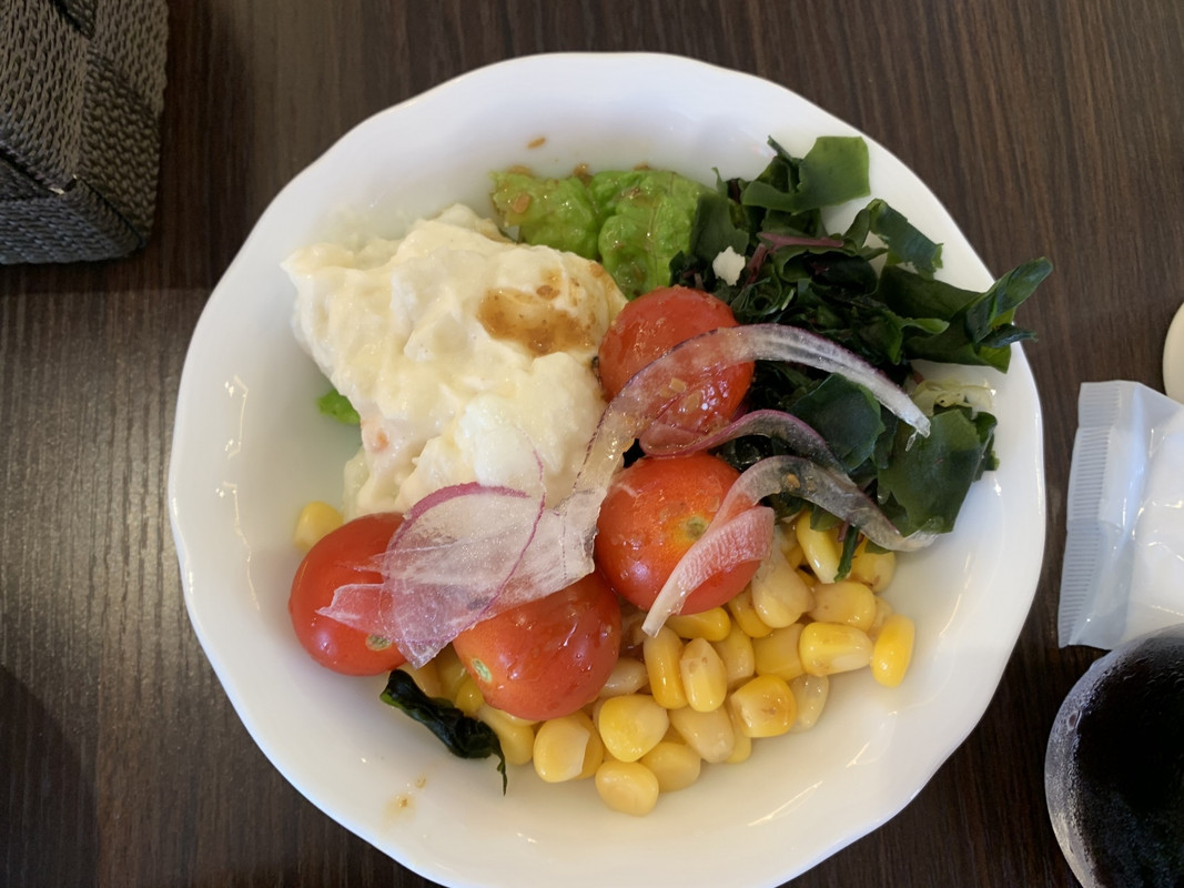 サラダが美味、３杯お代わりしてしまいました