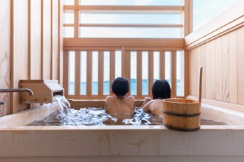 Elementary school boy and girl bathing in the open-air bath in the guest room