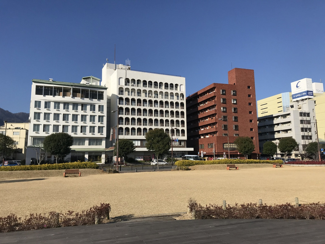 白い建物　海岸側から