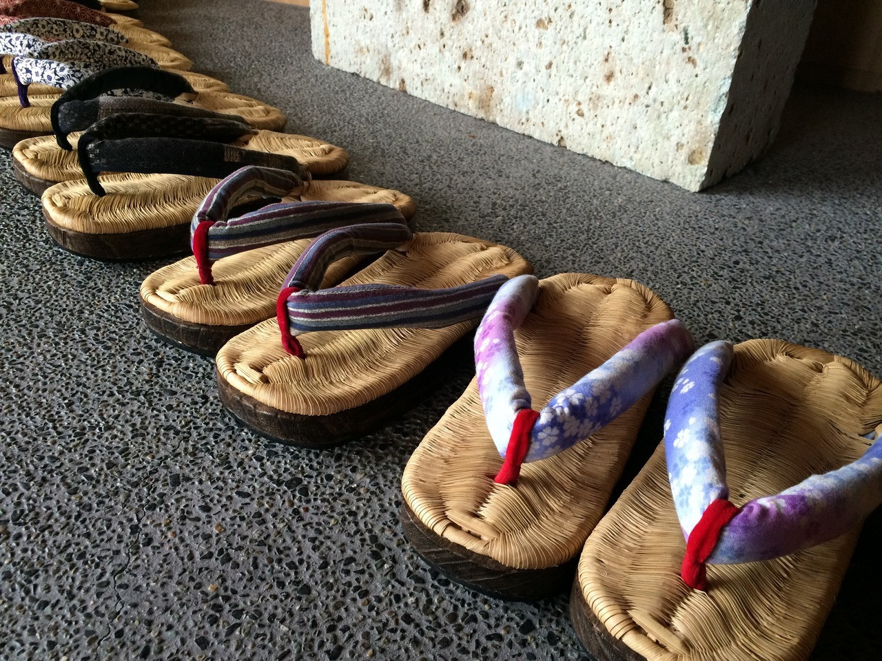 ご飯の前にちょっと散策♪"日光下駄"の感触を楽しもう2251326