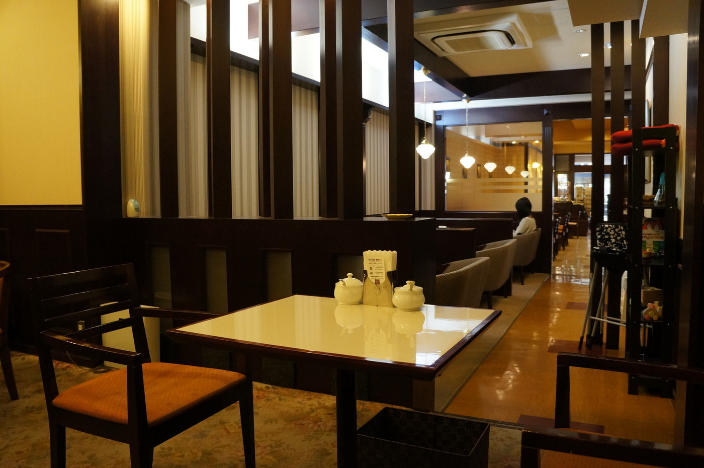 「セキ珈琲館 元町店」内観 221941 座った席から、入口方向を望む