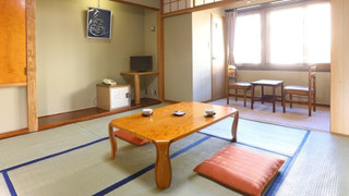 トラディショナル 4 人部屋 共用バスルーム