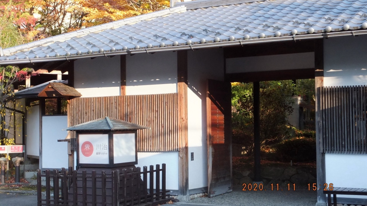 宿の門は純和風でいい雰囲気