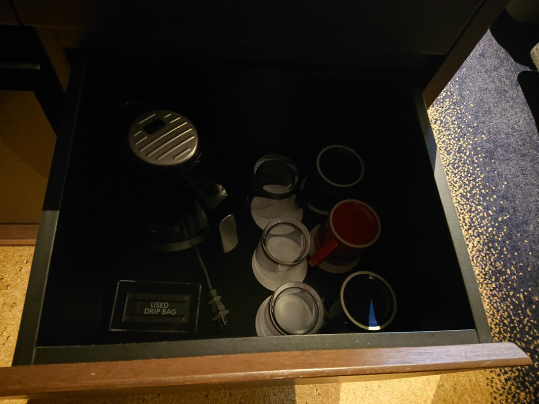 暗くて何が入っているかわからない