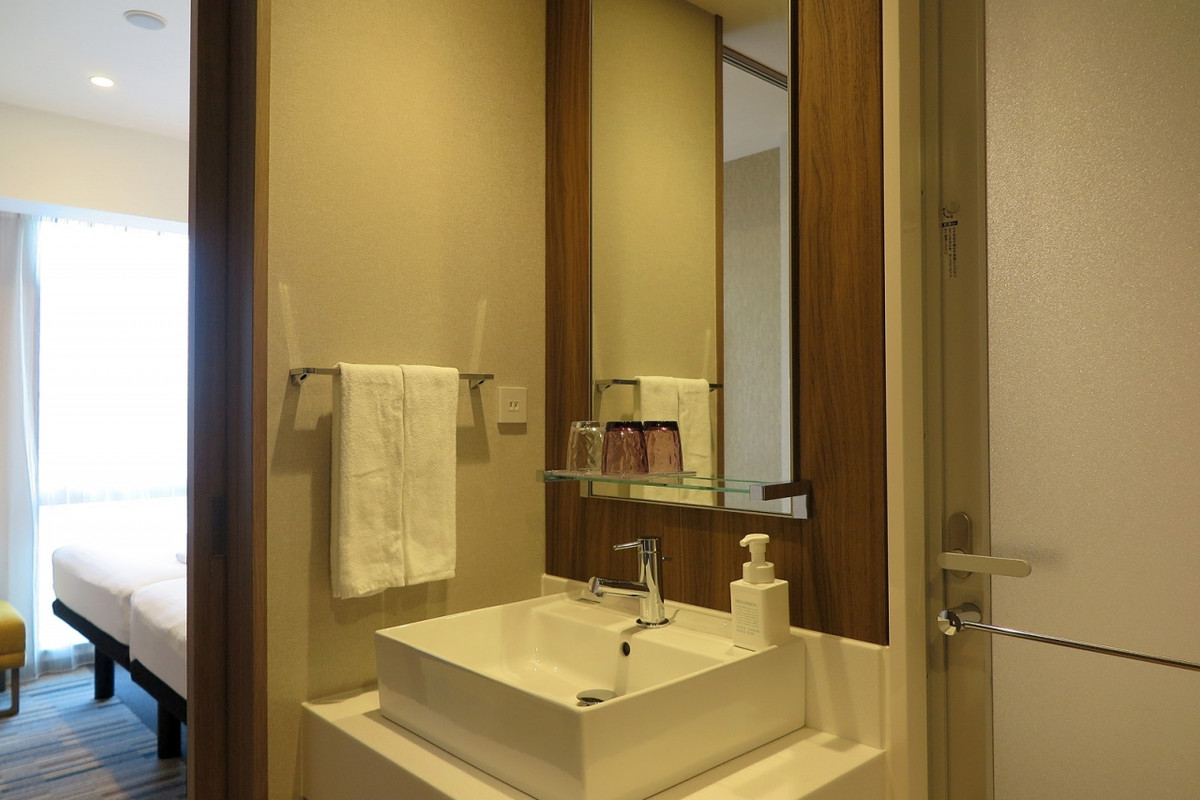 右手に洗面台、その隣のバスルームは…